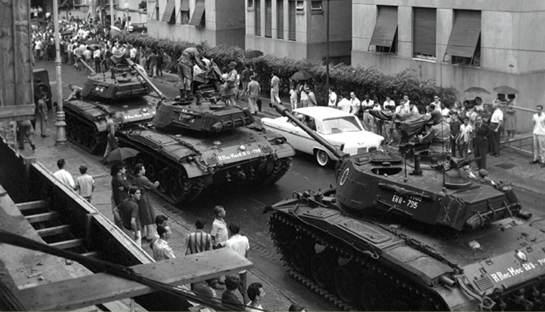 No golpe militar de 1964, tanques de guerra foram direcionados ao Palácio das Laranjeiras, sede do governo federal à época, para assegurar a tomada de poder. Foto: Arquivo/Agência O Globo