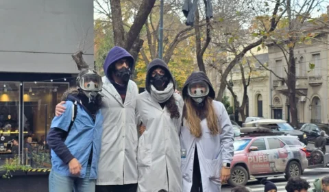 Cientistas argentinos se vestem de ‘O Eternauta’ em protesto contra Javier Milei