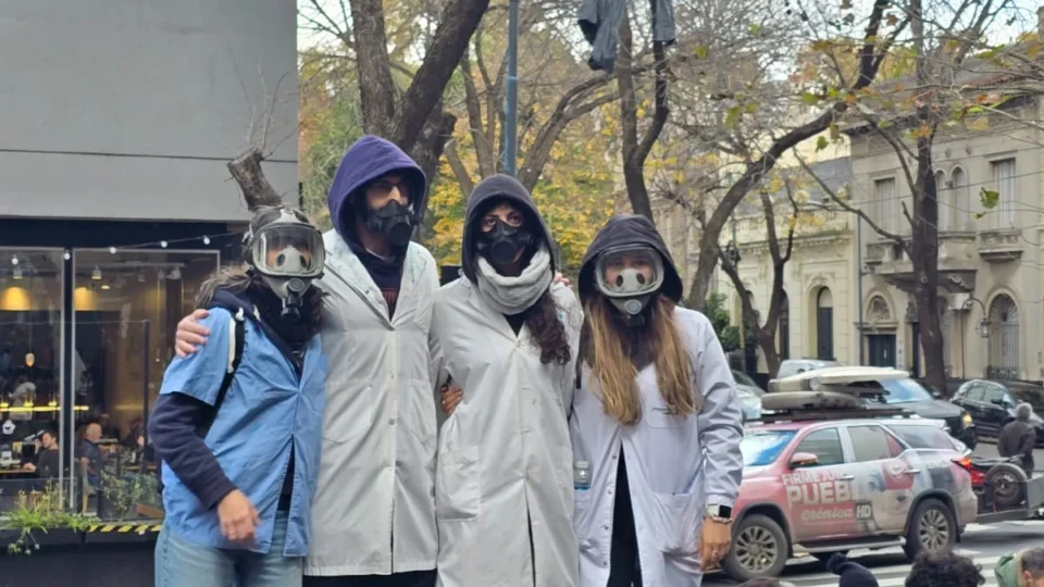 Cientistas argentinos se vestem de ‘O Eternauta’ em protesto contra Javier Milei