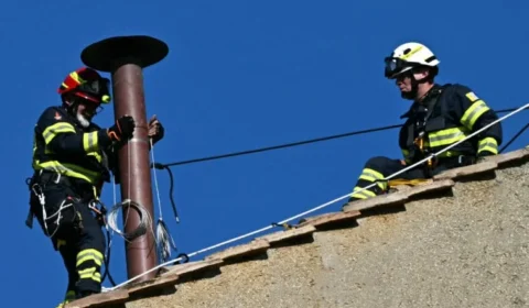 Chaminé que sinaliza escolha do novo papa é instalada na Capela Sistina