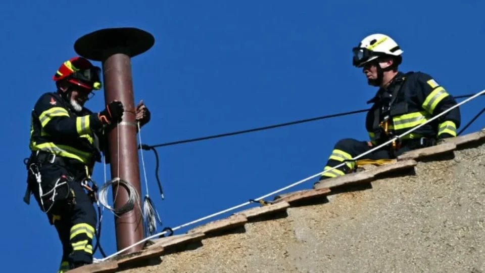 Chaminé que sinaliza escolha do novo papa é instalada na Capela Sistina