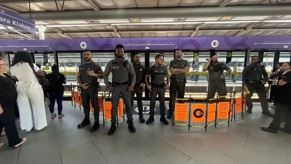 Passageiro morre ao ficar preso entre metrô e porta de plataforma da estação Campo Limpo