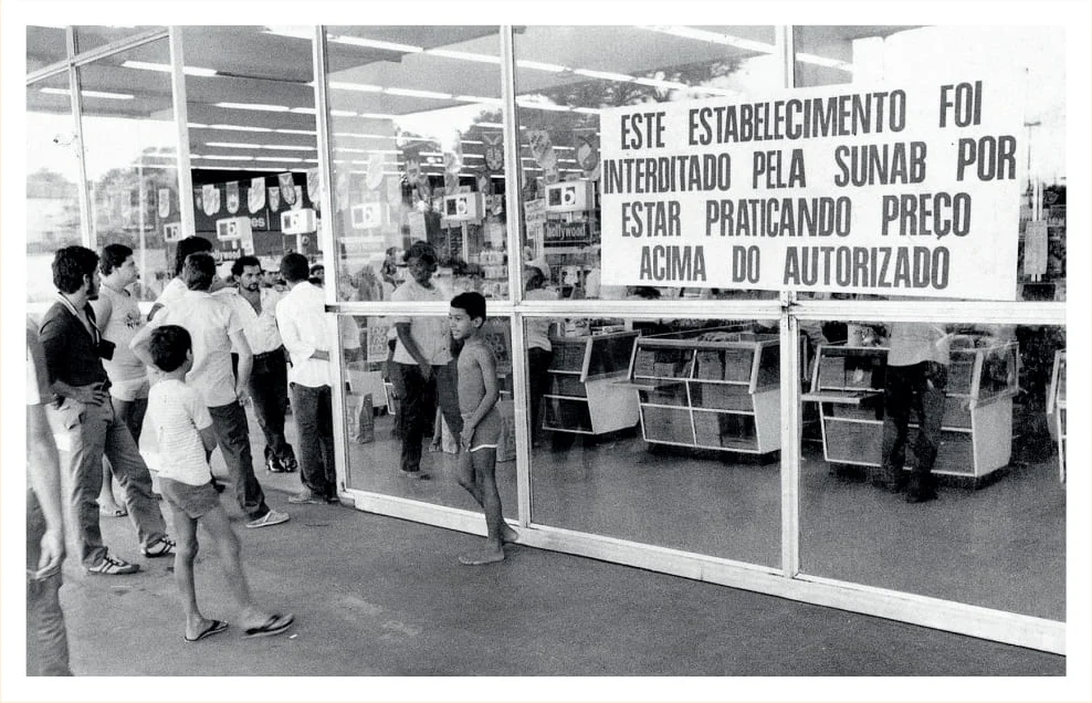 Supermercado no Recife interditado em 1986 após fiscalização da Sunab (Superintendência Nacional de Abastecimento) identificar preços acima do autorizado. Foto: Julio Jacobina/Guia do Estudante