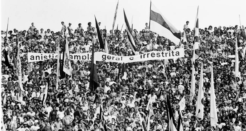 Durante uma partida do Paulistão de 1979, a torcida do Corinthians exibe a faixa pedindo anistia ampla, geral e irrestrita. Foto: reprodução