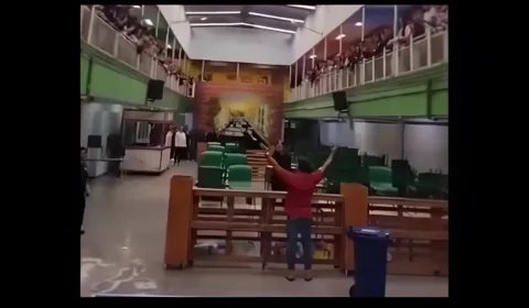 Diretor de escola afastado pela Prefeitura de SP recebe homenagem dos alunos; veja o vídeo