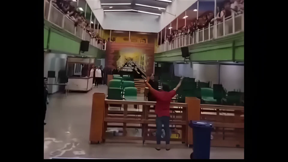 Diretor de escola afastado pela Prefeitura de SP recebe homenagem dos alunos; veja o vídeo