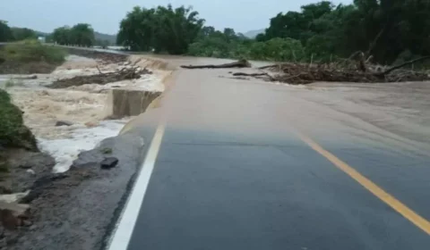 Temporais causam alagamentos, bloqueio de estrada e destelhamentos no RS