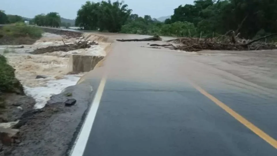 Temporais causam alagamentos, bloqueio de estrada e destelhamentos no RS