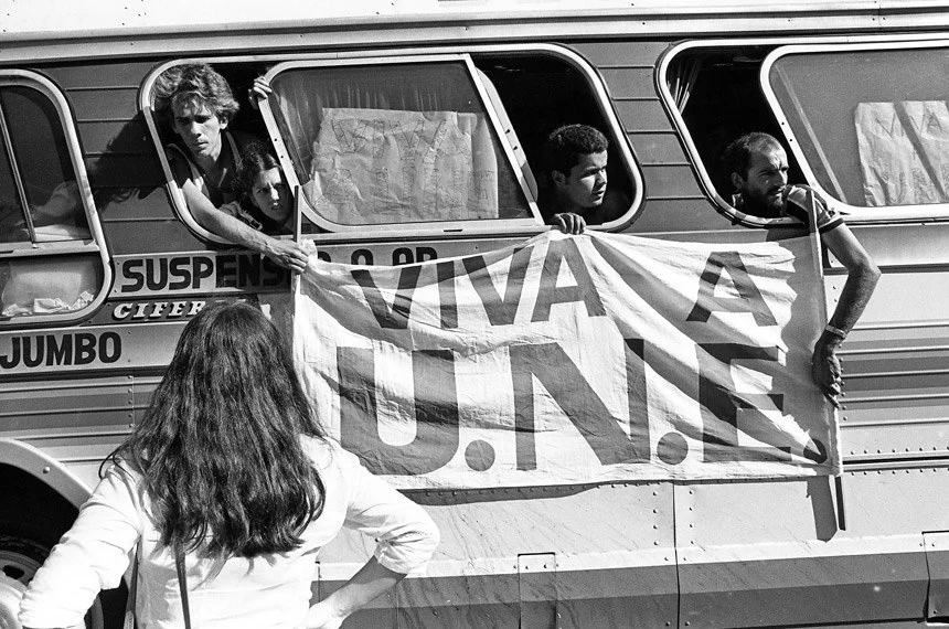 Grupo de estudantes segue em ônibus rumo a manifestação a favor das eleições diretas no Brasil, em 1984. Imagem: divulgação