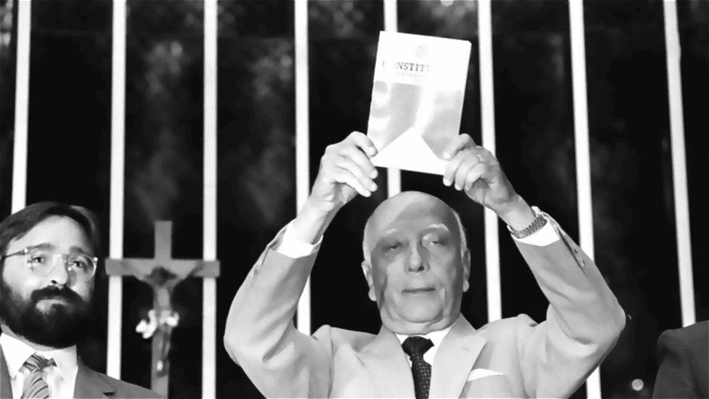 Ulysses Guimarães Constituição de 1988 Ulysses Guimarães ergue a Constituição de 1988, símbolo do retorno à democracia no Brasil. Imagem: reprodução