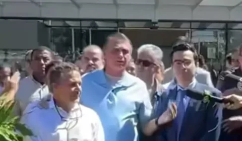 Bolsonaro recebe alta e deixa hospital três semanas após cirurgia
