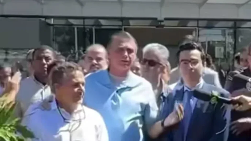 Bolsonaro recebe alta e deixa hospital três semanas após cirurgia