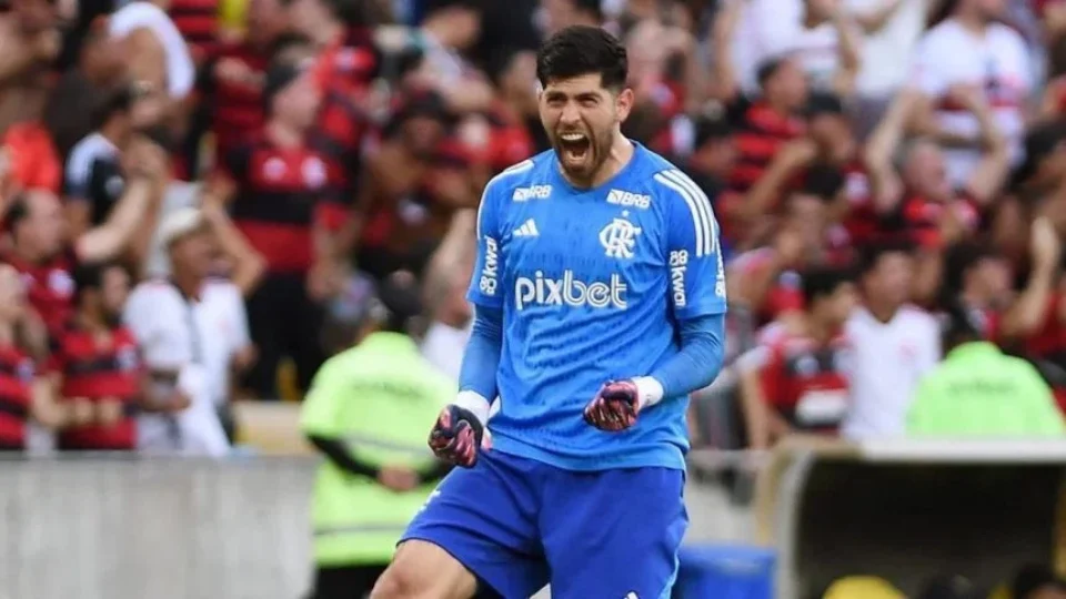Jogadores do Flamengo sofrem tentativa de assalto; carro de goleiro atingido por tiros