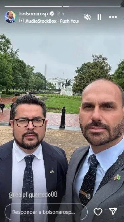 <em>Publicação de Eduardo Bolsonaro em rede social. Na imagem, ele posa lado a lado com Paulo Figueiredo. (Foto: Reprodução)</em>