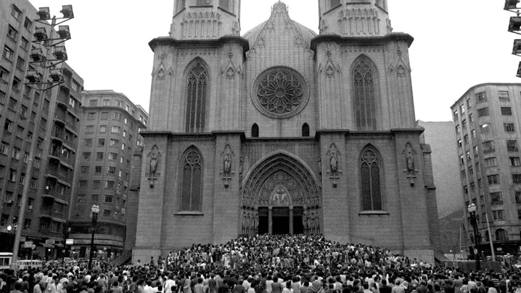Mais de oito mil pessoas compareceram ao ato inter-religoso em memória de Vladimir Herzog em 1975, marcando a primeira grande manifestação popular após o AI-5. Foto: reprodução