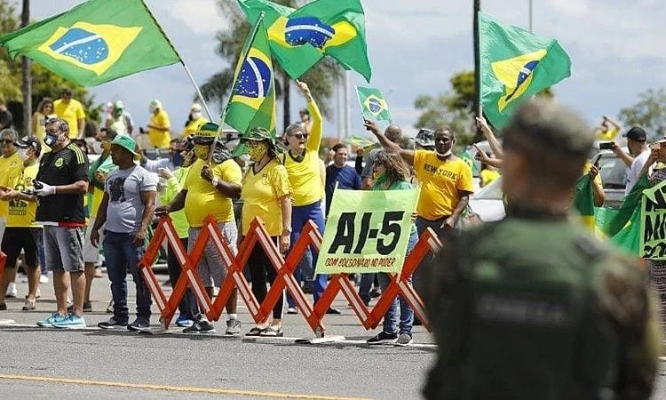 Manifestantes direitistas pedem a volta do AI-5 durante ato pró-intervenção militar. Imagem: Sérgio Lima/AFP