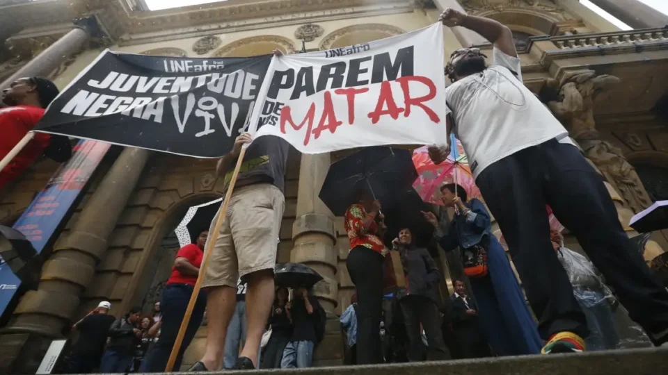 Risco de negro ser vítima de homicídio é 2,7 vezes maior no Brasil