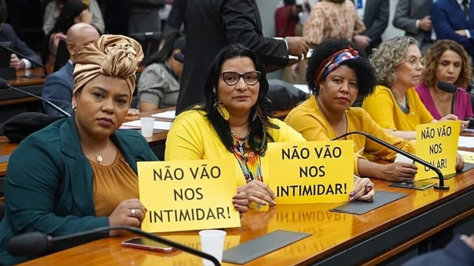 Câmara acumula notas de repúdio por violência política contra mulheres