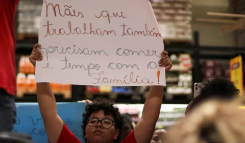 Mulheres protestam contra a fome e o fim da escala 6×1 em supermercado de SP
