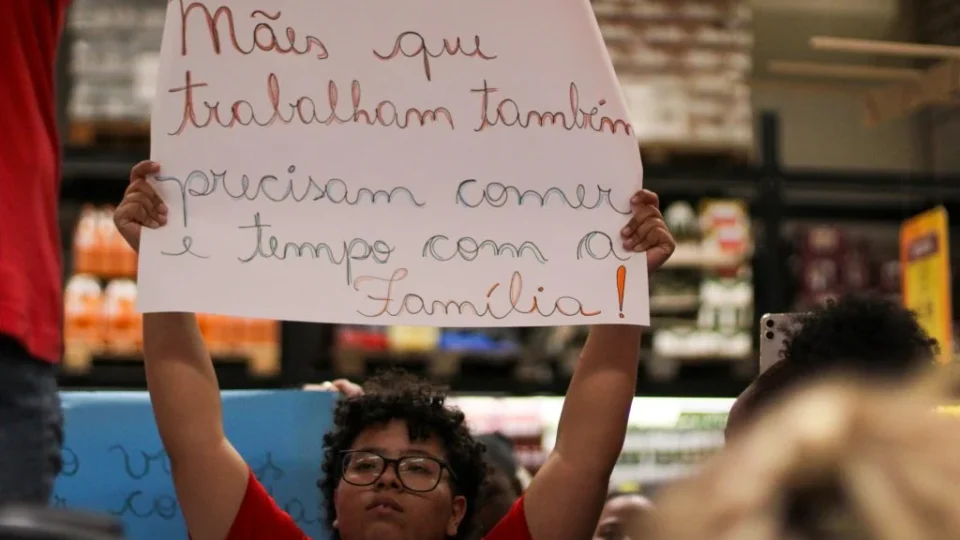 Mulheres protestam contra a fome e o fim da escala 6×1 em supermercado de SP