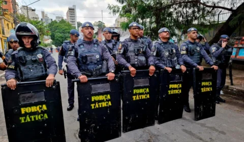 Tarcísio descumpre acordo, derruba casas no Moinho e moradores travam linha de trem