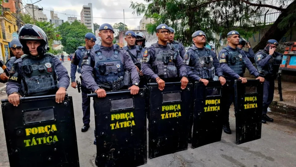 Tarcísio descumpre acordo, derruba casas no Moinho e moradores travam linha de trem