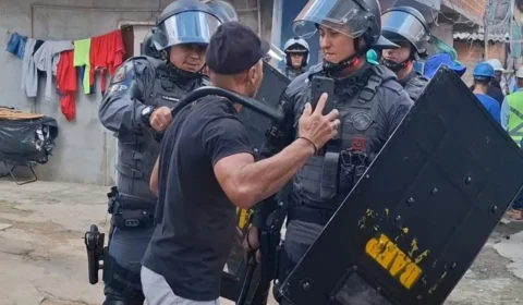 Tarcísio cerca favela do Moinho e ataca moradores; bebê passa mal após uso de gás lacrimogêneo