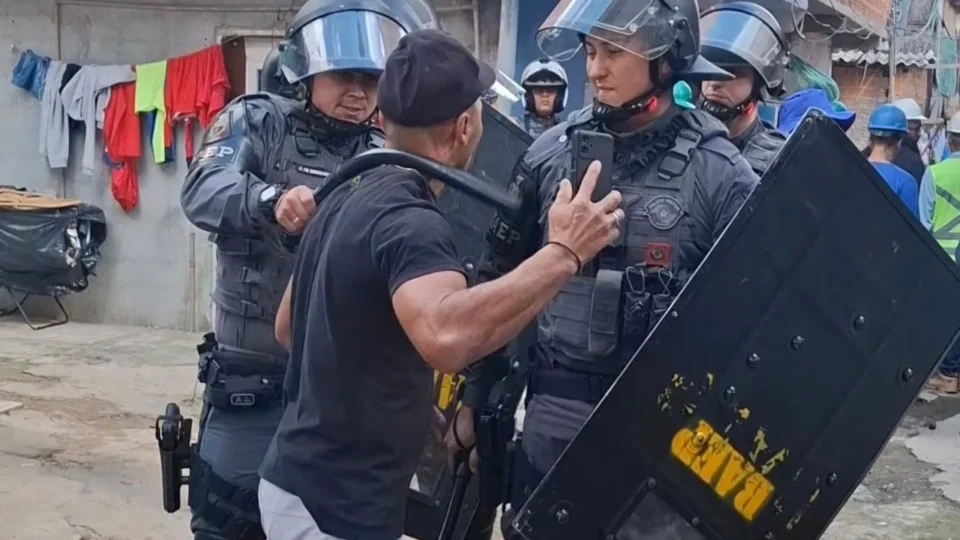 Tarcísio cerca favela do Moinho e ataca moradores; bebê passa mal após uso de gás lacrimogêneo