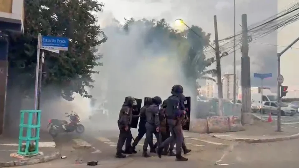 Moradores da favela do Moinho protestam contra demolições e são atacados pela PM