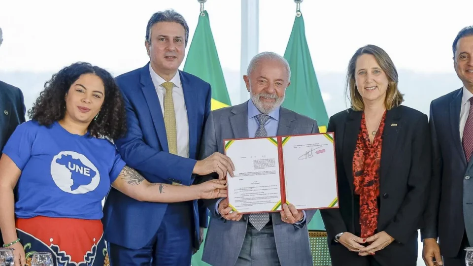 Ensino a distância no Brasil é falsa democratização, defende professor da USP