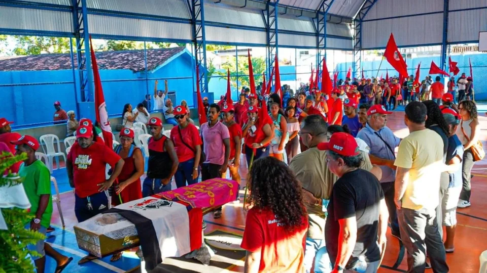MST pede justiça em sepultamento de agricultor atropelado em marcha do Abril Vermelho