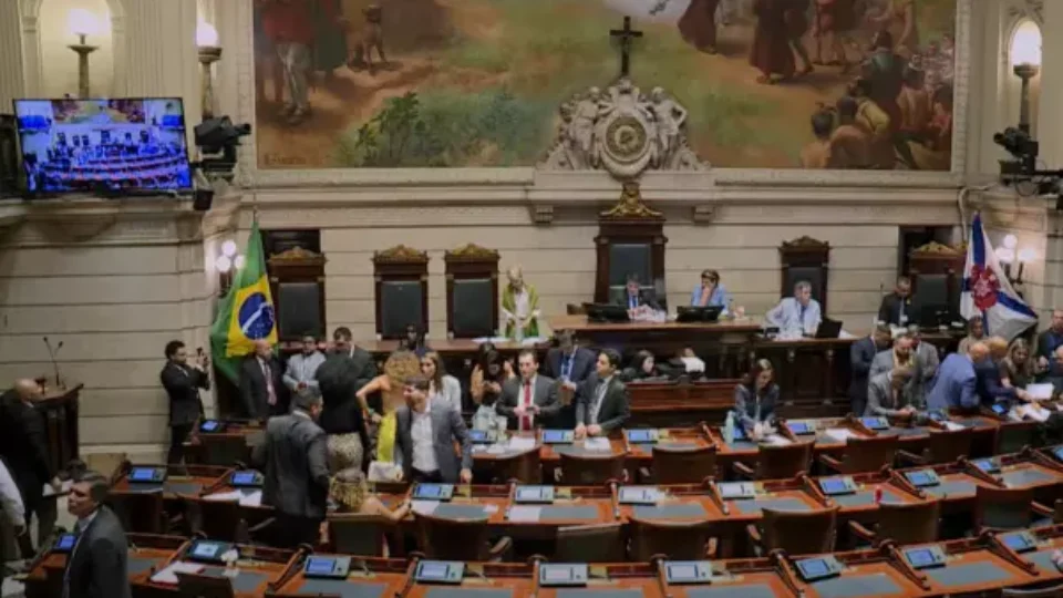 Projeto de cartazes antiaborto é aprovado em segunda discussão na Câmara do RJ