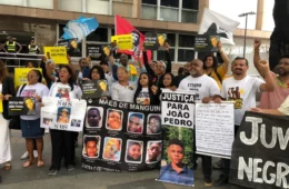 Familiares do jovem João Pedro protestam antes julgamento de recurso, no TJ do Rio