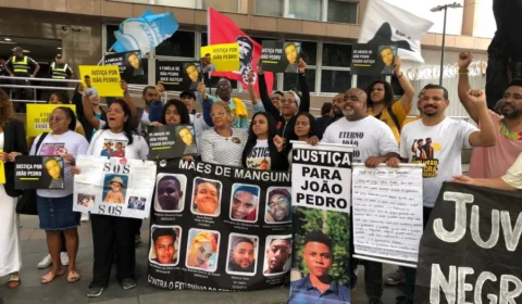 Familiares do jovem João Pedro protestam antes julgamento de recurso, no TJ do Rio