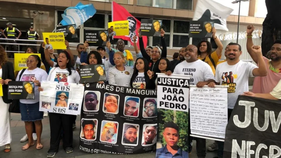 Familiares do jovem João Pedro protestam antes julgamento de recurso, no TJ do Rio