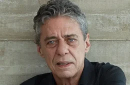 Chico Buarque aciona polícia após comentário com ameaça de morte