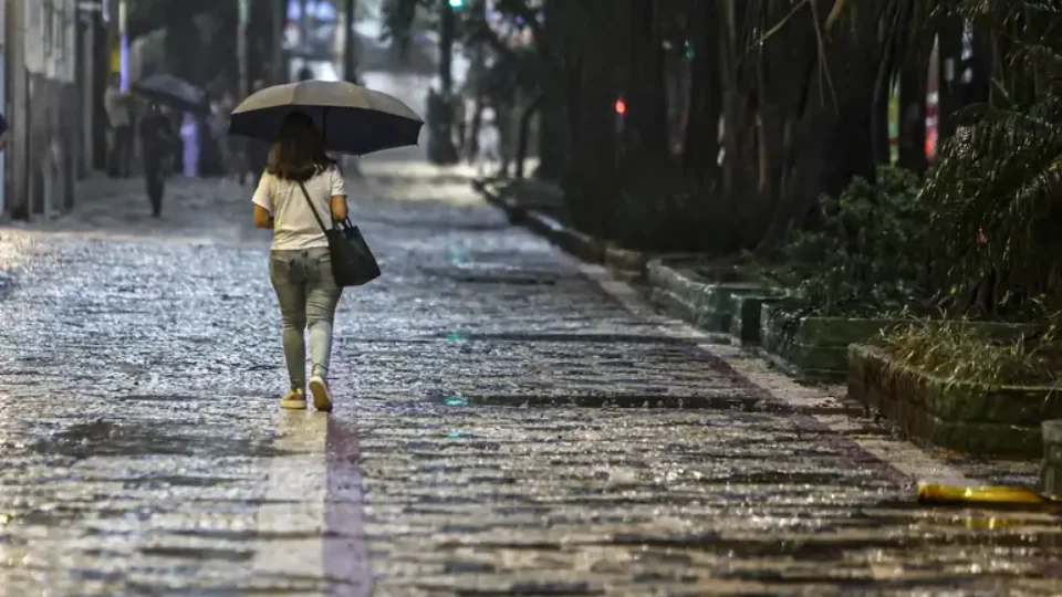 Nova frente fria traz chuva e ventos aos estados do Sul e Sudeste