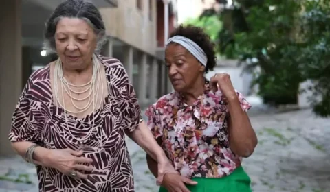 Idosas resistem à demolição de prédio em Fortaleza para construção de novo edifício
