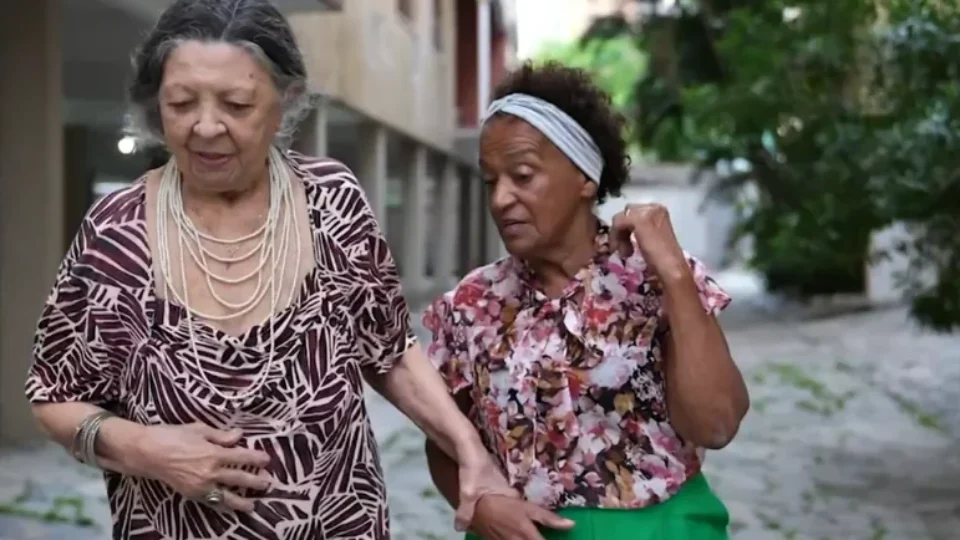 Idosas resistem à demolição de prédio em Fortaleza para construção de novo edifício