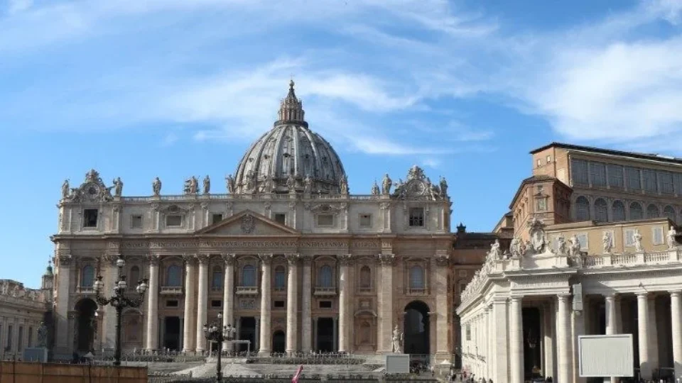 Cardeais que votam no conclave estão em Roma, diz Vaticano
