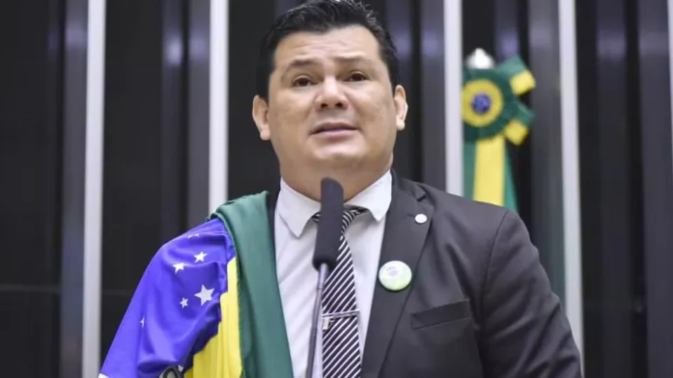 Mesa da Câmara pede suspensão de Gilvan da Federal por ofender Gleisi