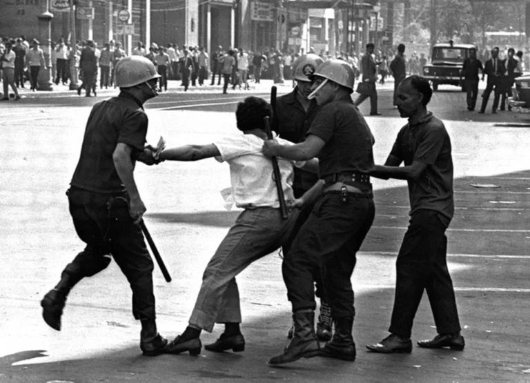 A ditadura militar no Brasil foi marcada por censura, tortura, prisões arbitrárias e desaparecimentos forçados. Imagem: Arquivo Nacional 