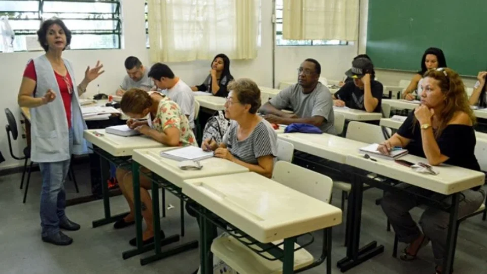 Com maioria de professores temporários, Tarcísio faz novo concurso para profissionais sem vínculo