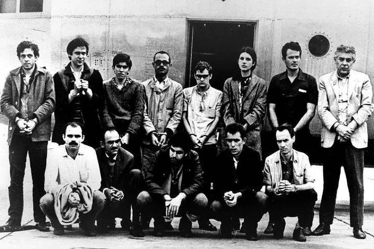 Em 1969, antes de embarcar para o exílio no México, 13 dos 15 presos políticos libertados pelo regime militar foram fotografados na base aérea do Galeão, no Rio de Janeiro. Foto: divulgação