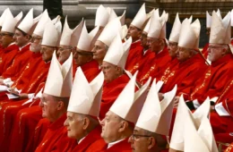 COMEÇA O CONCLAVE