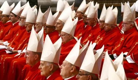 COMEÇA O CONCLAVE