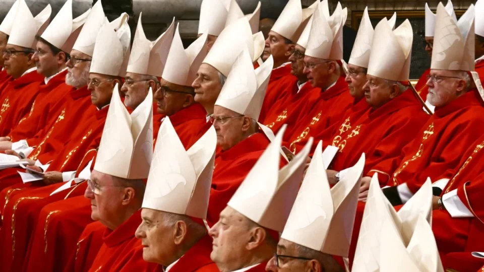 COMEÇA O CONCLAVE
