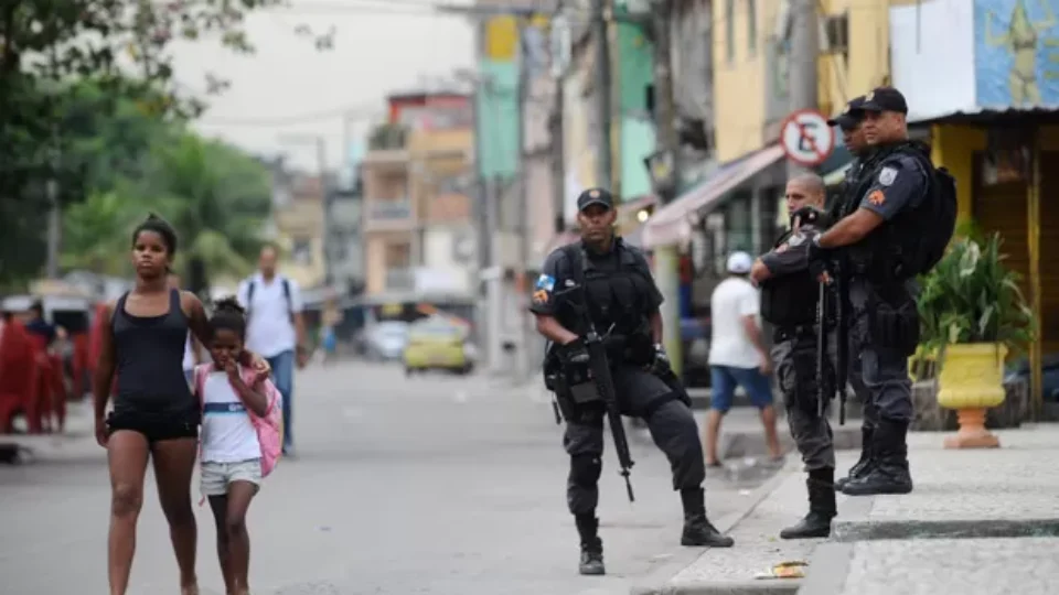 Metade dos alunos da educação básica do RJ sofre impactos da violência, aponta estudo