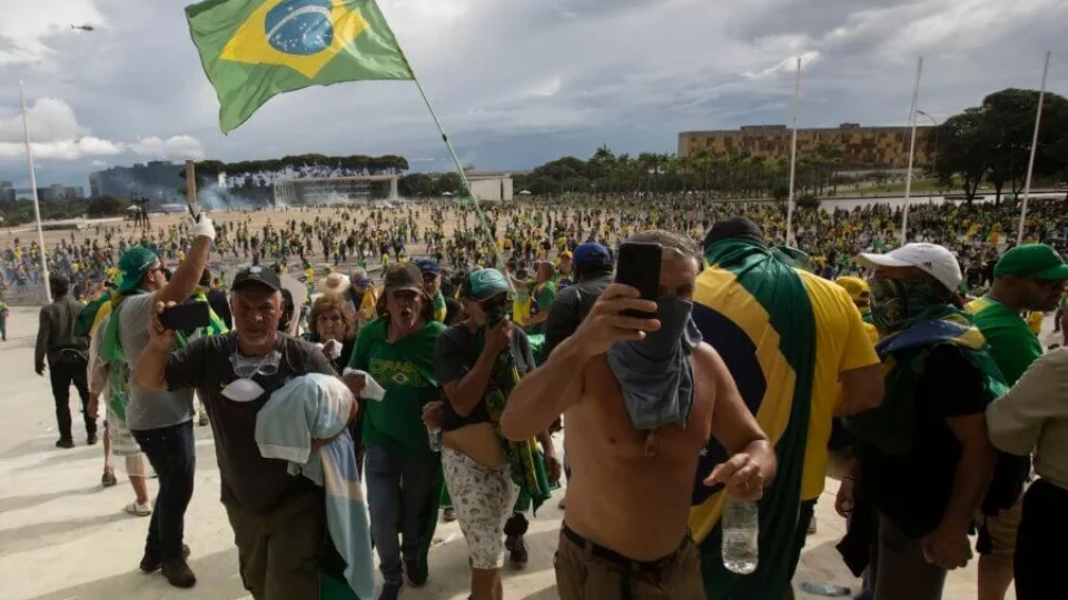 Associação anuncia fim de ajuda financeira a presos pelo 8 de Janeiro: ‘Calúnias’