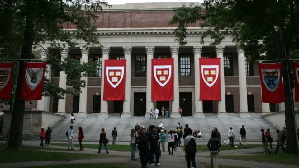Trump x Harvard: Juíza barra veto do governo a estudantes estrangeiros